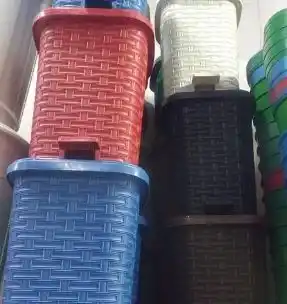 PAPELERA / CANECA CUADRADA PEDAL 10LT COLOR SURT SCO* 0426