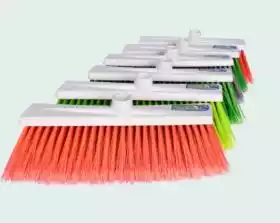 ESCOBA ITALIANA SUAVE COLORES SURT CON PALO SCO* 0725+
