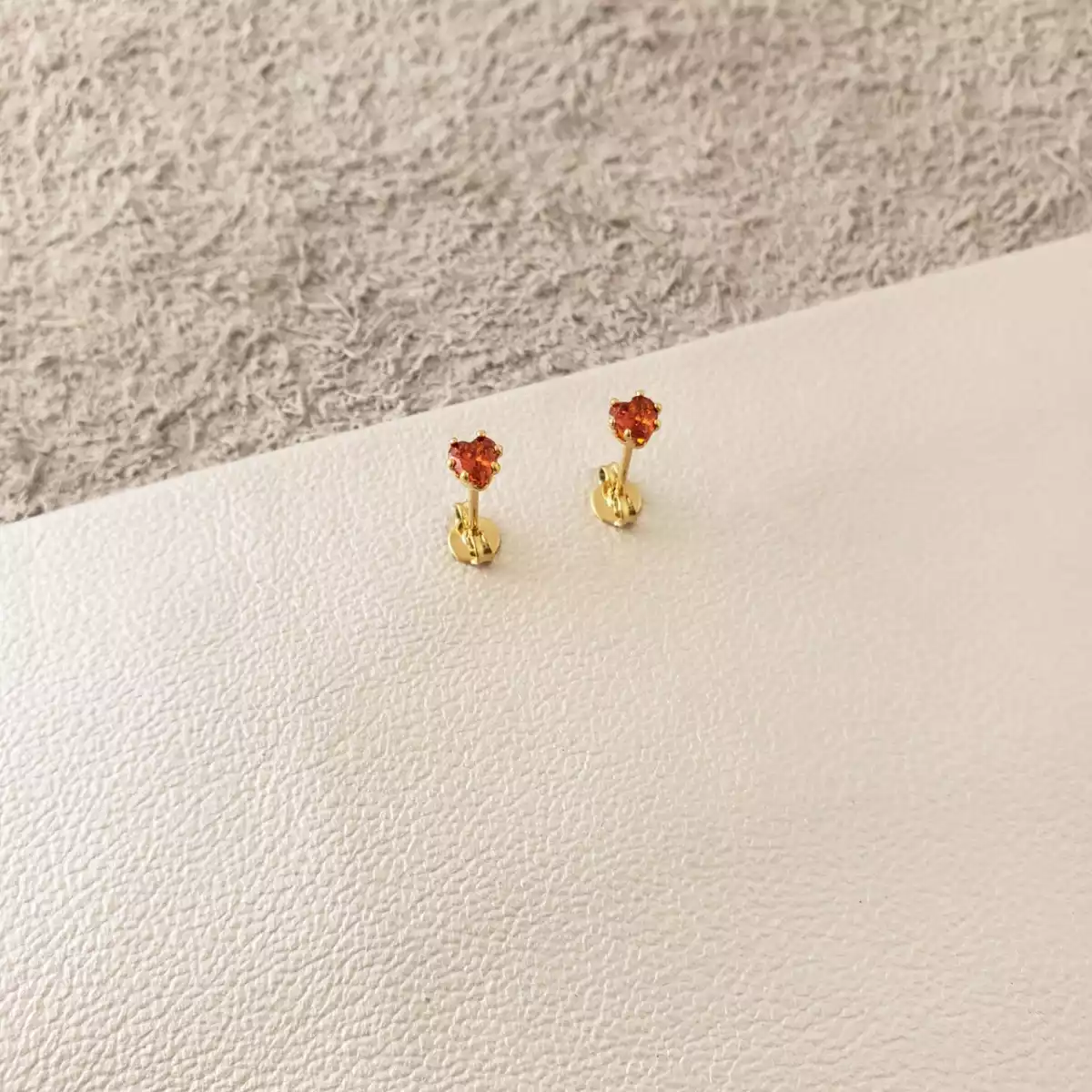 ARETES TOPO CIRCONIA  CORAZÓN ROJO / REF. - 33023-ROJO